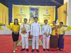 ร่วมพิธีถวายเครื่องราชสักการะและวางพานพุ่ม และพิธีจุดเทียนถวายพระพรชัยมงคล รัชกาลที่ 10