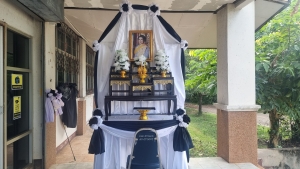 ร่วมลงนามถวายความอาลัยและถวายสักการะ หน้าพระฉายาลักษณ์ แด่พระนางเจ้าสิริกิติ์ พระบรมราชินีนาถ พระพันปีหลวง