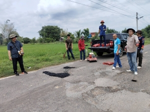 ซ่อมแซมถนนลาดยางภายในพื้นที่ตำบลตากแดด