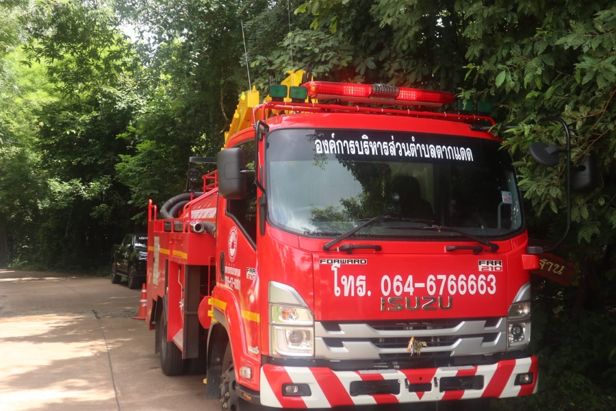 ตัดไม้ กิ่งไม้ ในบริเวณบ้านโพธิ์แสง หมู่ที่ 9